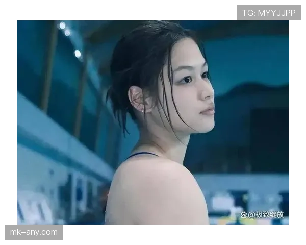 余依婷拎着大牌纸袋在路边摊前讲价，我笑到不行这反差谁能顶得住