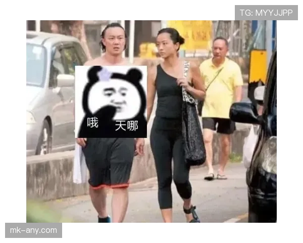 汪周雨刷街被拍：一手名牌一手地摊小吃，这反差笑死我